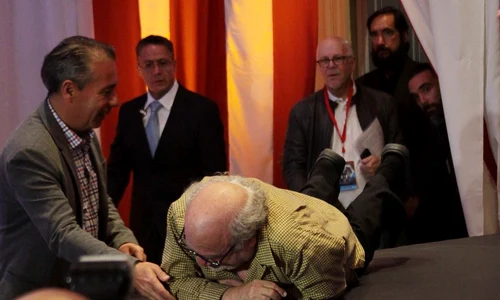 Actorul a fost ajutat să se ridice jpeg
