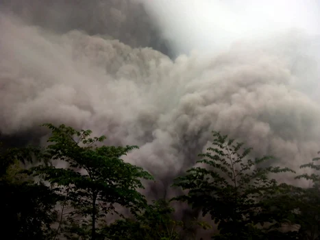 Vulcanul Semeru din Indonezia a erupt . Foto Profimedia