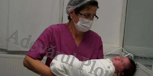 Asistentele de la Maternitate abia o pot ţine în braţe pe Izabela (foto Alex Policală)