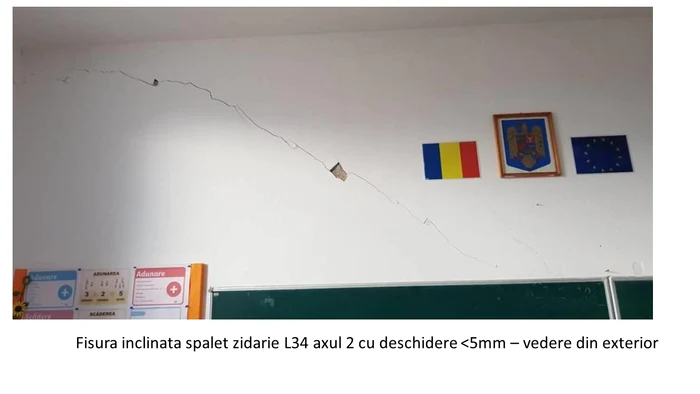 Fisurile în pereţi au apărut anul trecut FOTO Primăria Dulceşti
