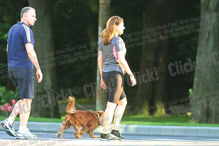 Soţii Geoană au ieșit la plimbare alături de căţelul lor, un superb Cocker (Fotografii: Blitz)