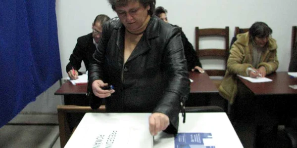 Pensionarii s-au prezentat la vot încă de la orele dimineţii