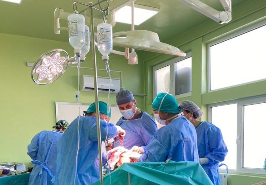 Operație în premieră la un mic spital din Transilvania. Protezare a genunchiului la un pacient de 65 de ani