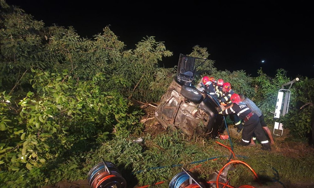 Doi fraţi au murit într-un accident din Neamţ. Maşina lor a intrat într-un copac