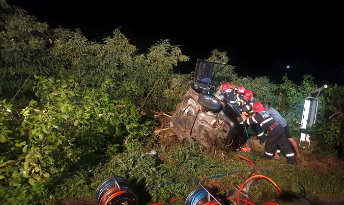 Mașina s-a răsturnat înafara carosabilului FOTO Poliția Neamț