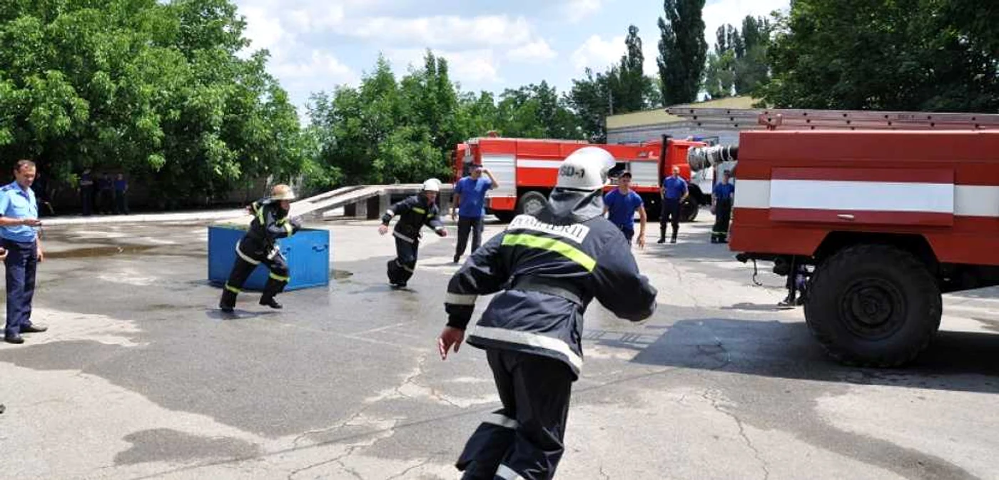 Pompierii trebuie să fie gata să stingă flăcările în mai puţin de un minut din momentul în care echipajul a ajuns la locul incendiului Foto: Dumitru Goncear