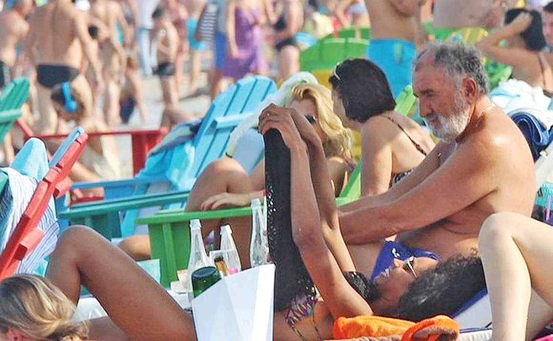 În august 2016, Laurette și Ion Țiriac făceau plajă împreună la Mamaia / Sursa: Click!