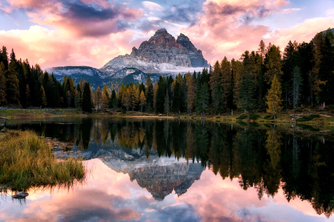 Dolomiții din Italia care se reflectă într-un lac