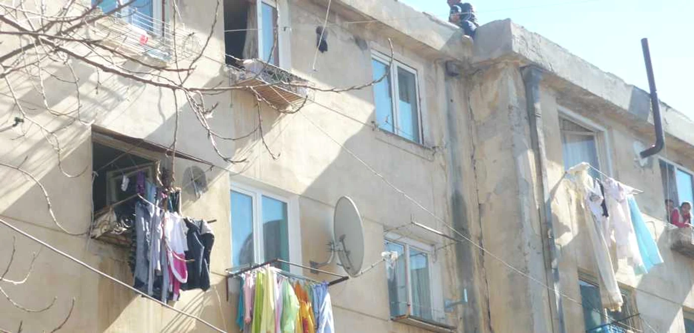 A urcat pe blocul în care locuieşte cu chirie FOTO Adevărul