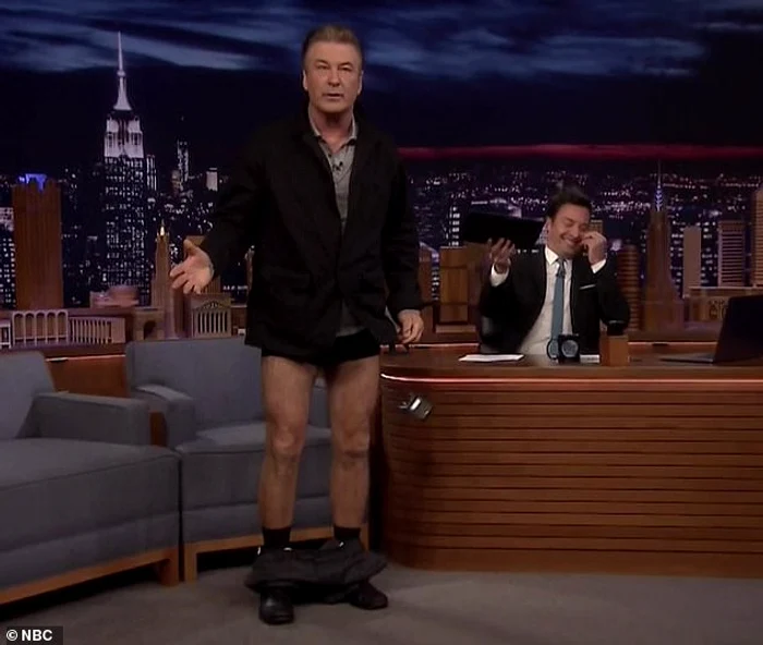 Alec Baldwin și-a arătat picioarele păroase în timpul emisiunii lui Jimmy FallonCaptură Video NBC