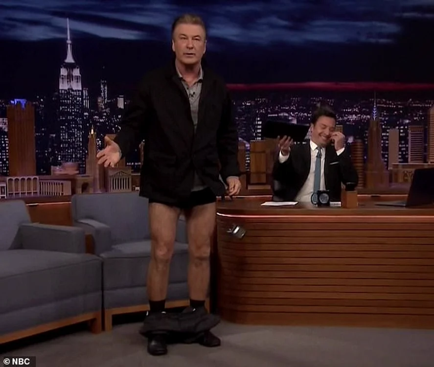 
    Alec Baldwin și-a arătat picioarele păroase în timpul emisiunii lui Jimmy FallonCaptură Video NBC  