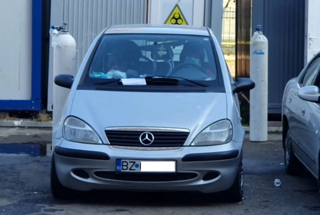 
    În curtea spitalului din Buzău așteaptă pacienți în ambulanțe și mașini personaleFOTO: Buzoienii.ro  