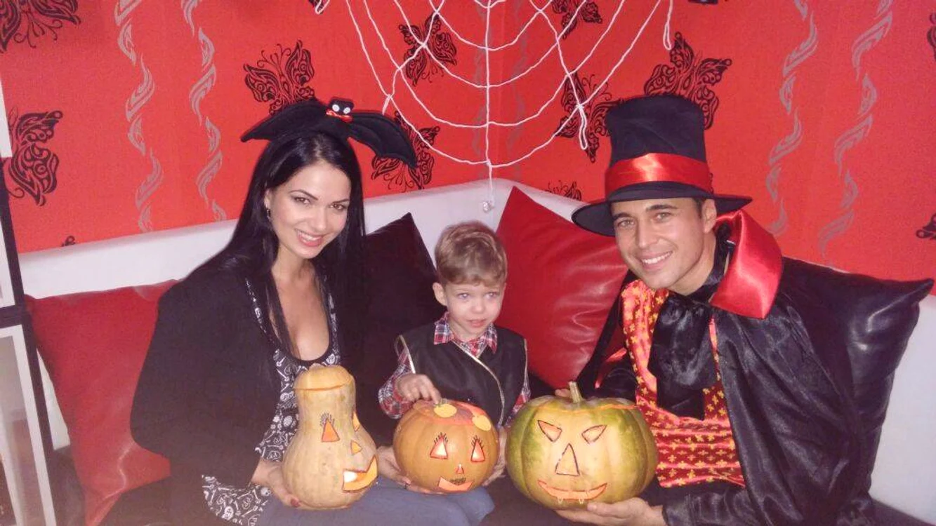 
    Deea Maxer respectă tradiţiile de HalloweenFoto Click de la Prima Tv  