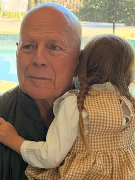 Bruce Willis o ține în brațe pe nepoțica Louetta / foto: Instagram 