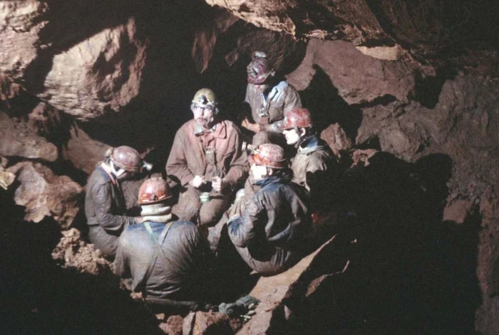 Peștera de la Izvoare. Foto: Dan Hazaparu 1982. Clubul de speologie E. Racoviță