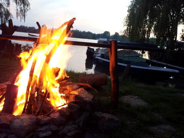 Seara, este organizat foc de tabără la Gulliver Delta Resort