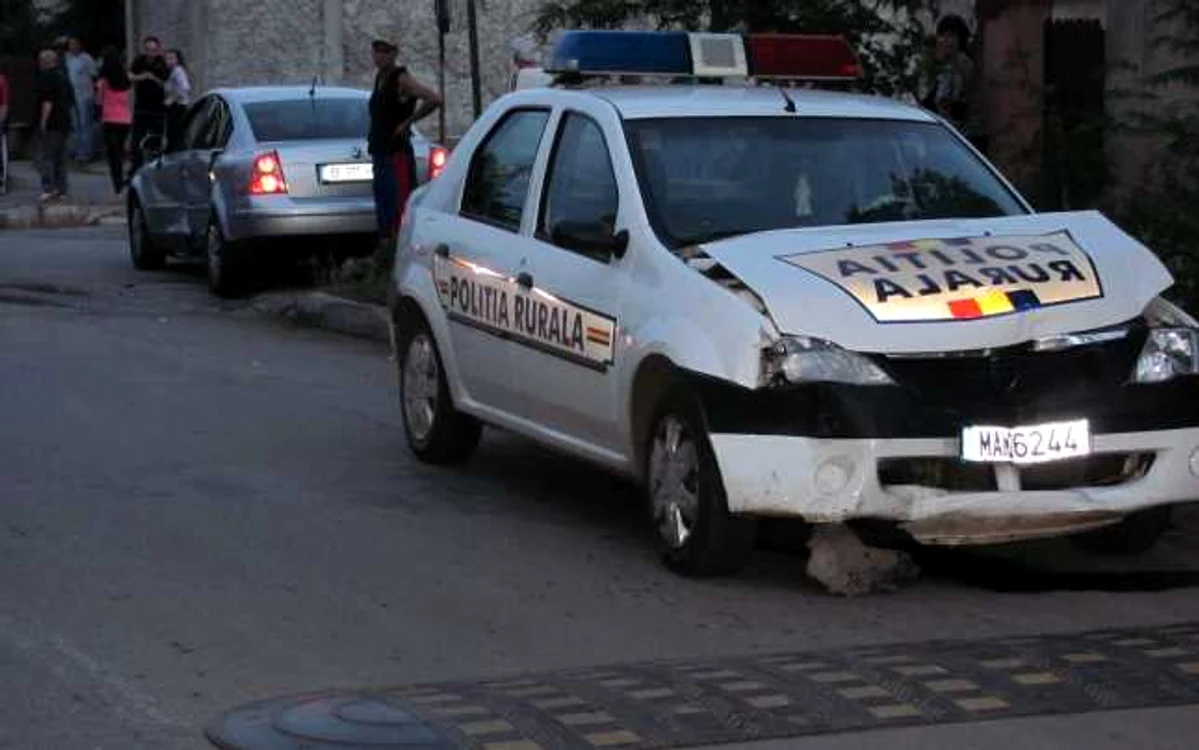 Maşina de poliţie se deplasa la intervenţie cu sirena şi girofarurile pornite