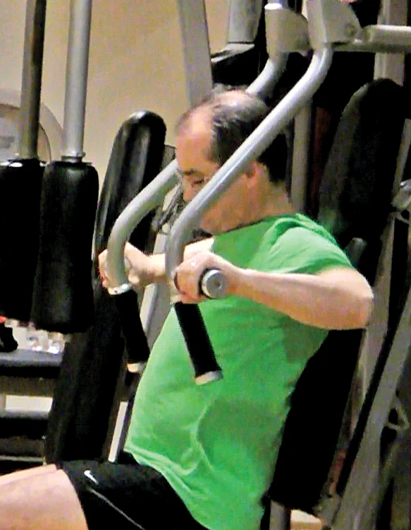 Pe vremea când era premier, Emil Boc își lucra mușchii brațelor la o sală de fitness de pe Calea Victoriei