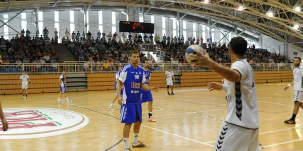 Peste 2.000 de spectatori au asistat la meciul de la Szeged Foto