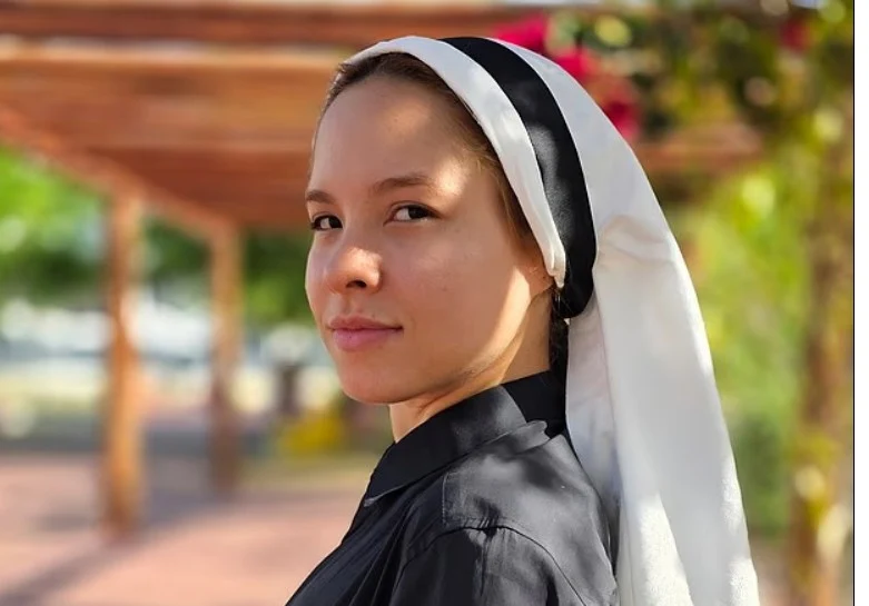 O călugăriță a renunțat la viața din mănăstire pentru a preda yoga în bikini: „Am fost învățată că senzualitatea era un păcat”