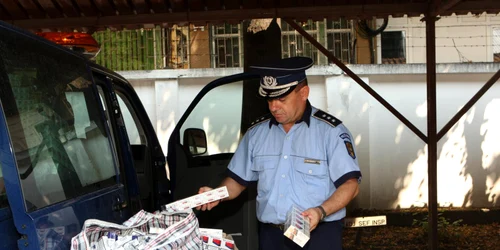 Poliţiştii l-au depistat pe bărbat în timp ce transporta pachete cu ţigări de contrabandă