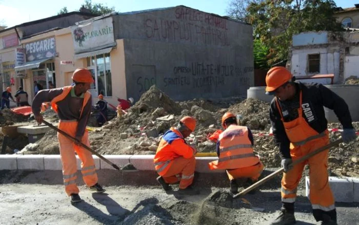 Riveranii au scris mesaje dure anti-Oprescu pe clădirile care au rămas în picioare FOTO Marian Iliescu