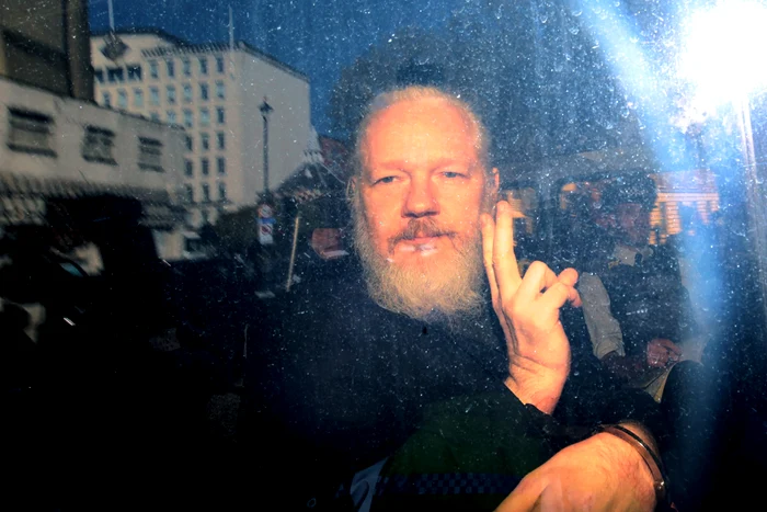 Julian Assange, ridicat din Ambasada Ecuador, in 2019. Foto: Gettyimages