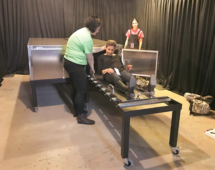 Computerul centralizează informaţia şi o trimite către coşciugul inteligent