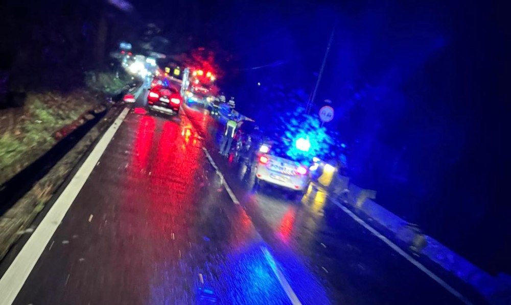 Traficul rutier a fost deviat pe Valea Oltului în urma căderii de pietre. O mașină a fost lovită de aluviuni, iar un copac s-a prăbuşit pe carosabil