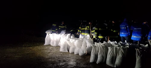 În teren sunt folosiți aproximativ 2000 de saci cu nisip pentru consolidarea zonelor expuse și protejarea gospodăriilor și infrastructurii. FOTO: ISU Vrancea