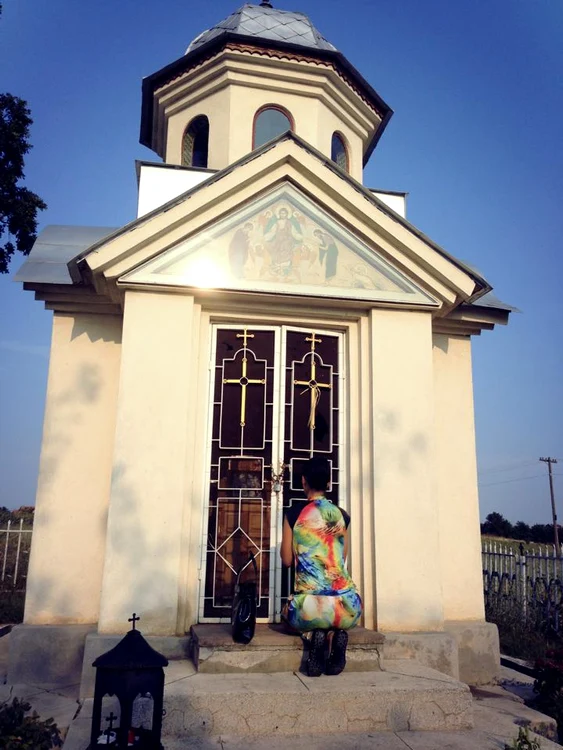Andreea Tonciu a fost fotografiată în genunchi, pe treptele unei capele