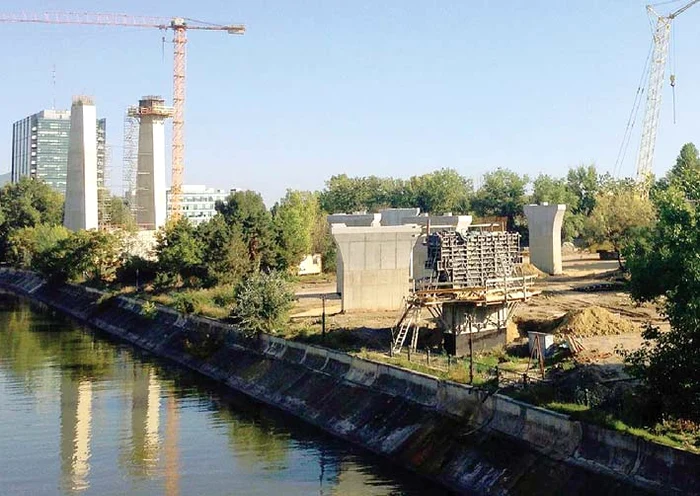 Drumul expres, lung de 3,8 km, este imposbil de realizat. Pilonii primului pod de pe traseu trebuie demolaţi