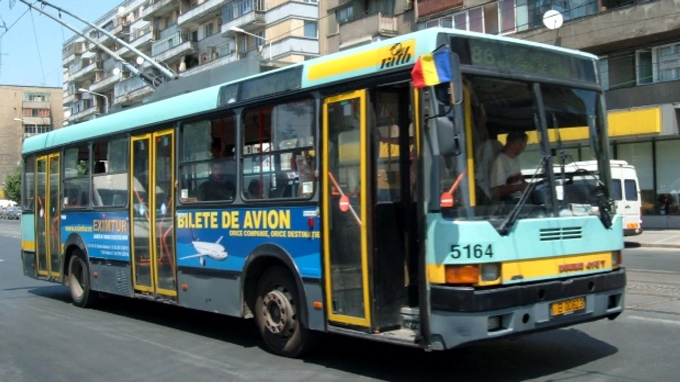 Trei persoane au fost rănite astăzi, 22 martie, în centrul Capitalei, după ce un troleibuz s-a ciocnit cu un autoturism.FOTO: adevarul.ro