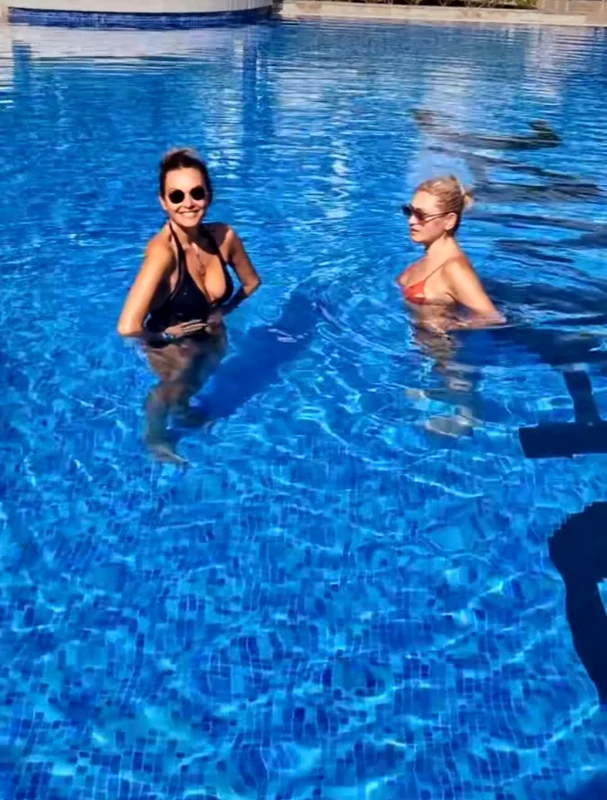 Anca Țurcașiu se menține cum știe mai bine și în vacanțe, face sport și mișcare pe oriunde apucă, chiar și în piscină