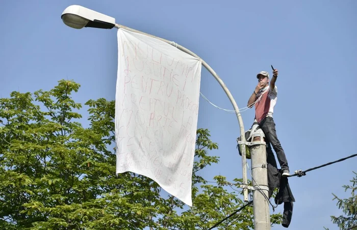 Bărbatul a mai fost condamnat pentru asemenea proteste, fiind pentru a patra oară când face acest lucru FOTO Arhivă Mediafax - 2011