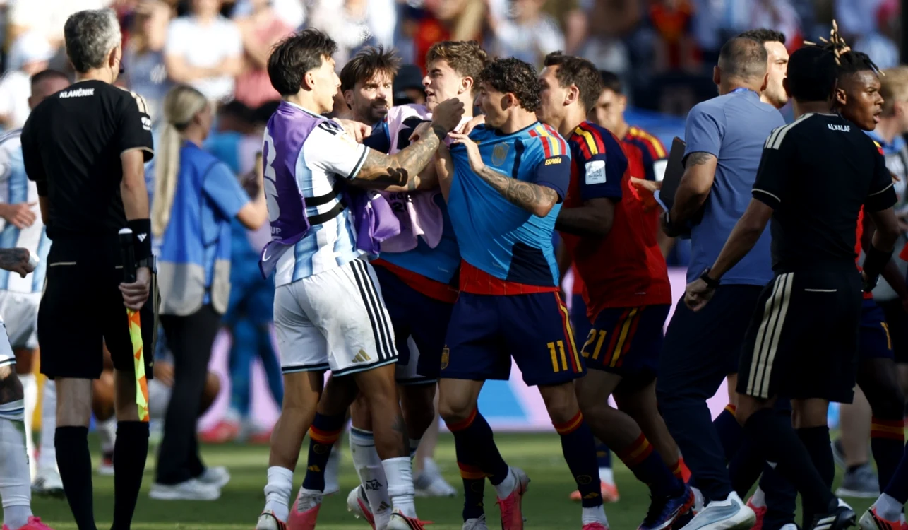 Argentinienii i-au îmbrâncit pe spanioli, după fluierul final al ultimului meci (FOTO: EPA)