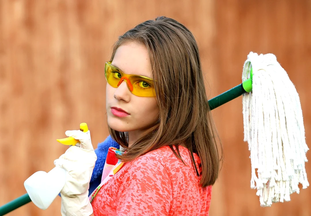 Persoană care face curățenie. Foto: Pixabay 