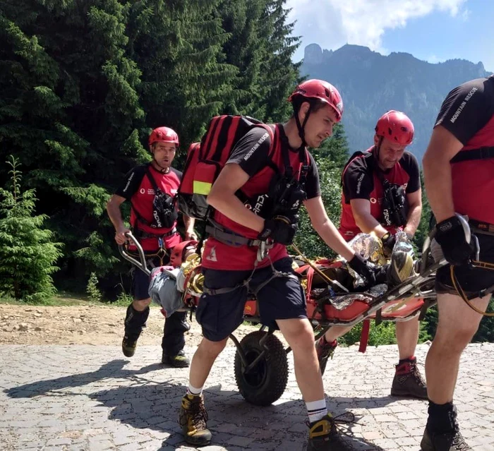 Turistul a suferit un stop cardiac FOTO Salvamont Neamţ