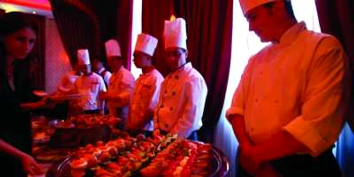 Cei care nu au prins loc la restaurant pot face Revelionul în faţa Primăriei