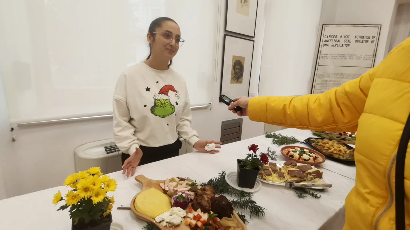 Eleva e încântată să afle de la mama și bunica rețetele preparatelor tradiționale FOTO: A.M. 