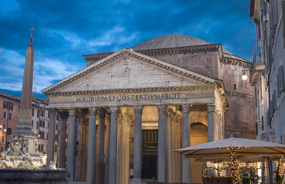 Un turist a căzut de pe zidul exterior al Panteonului din Roma și a murit, după ce i s-a făcut rău brusc