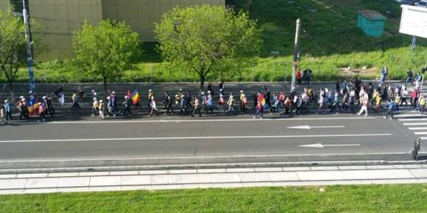 Peste 250 de mineri mărşăluiesc paşnic prin Craiova  