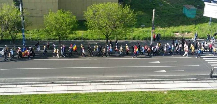 Peste 250 de mineri mărşăluiesc paşnic prin Craiova