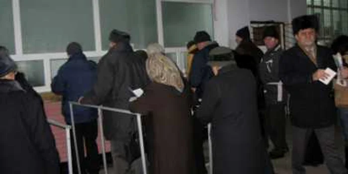 Pensionarii stau la coadă pentru a se împrumuta de bani de sărbători