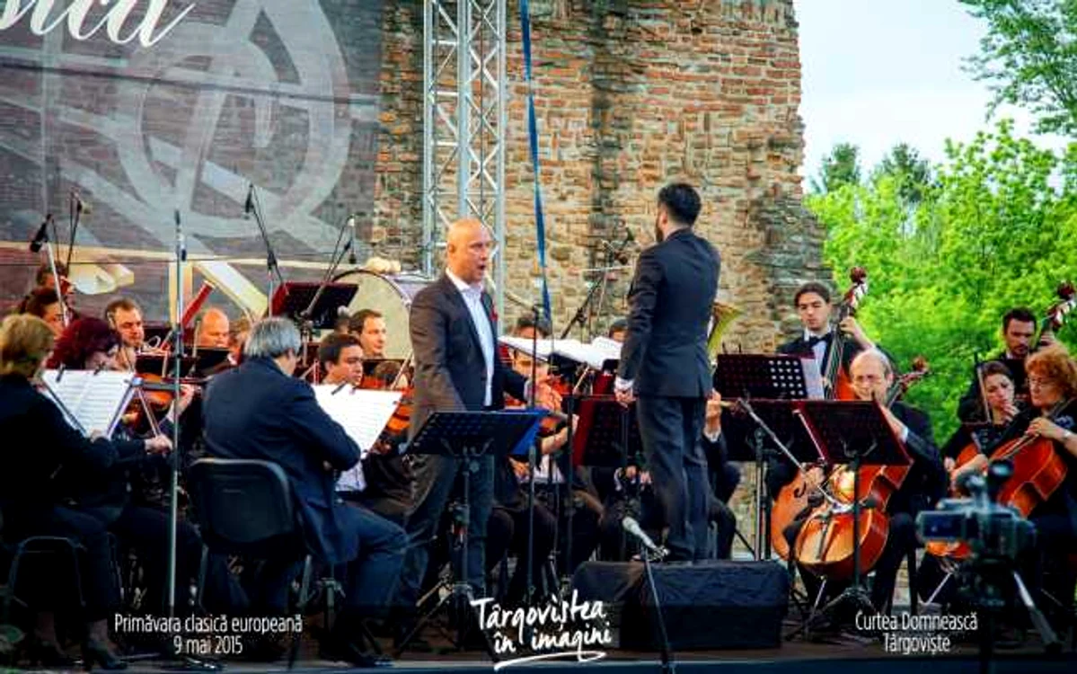 Evenimentul se desfăşoară începând cu ora 18:00 la Curtea Domnească (Turnul Chindiei) sau, în caz de vreme nefavorabilă, la Casa de Cultură a Sindicatelor Târgovişte