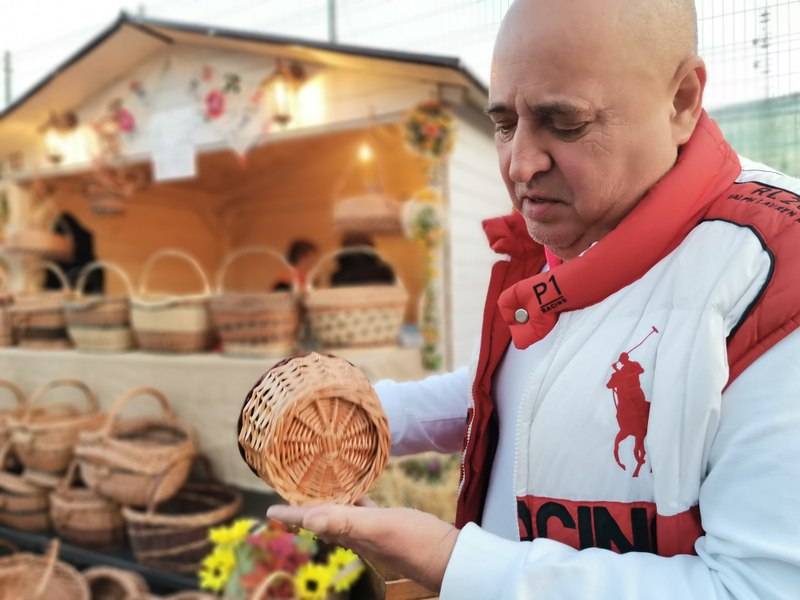 Artizanul care continuă și azi un meșteșug aducător de valută în comunism. „Șase ani am mers în Italia să-i învăț să împletească”
