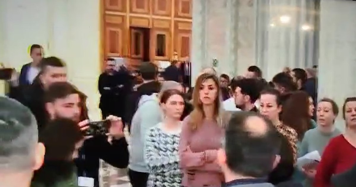 Proteste la Senat după anunțul concedierilor lui Bolojan