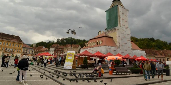 Piaţa Sfatului a devenit bazar hand-made. FOTOPrimăria Braşov