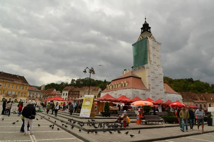 }n Piaţa Sfatului turiştii sunt aşteptaţi la Festivalul de Carte şi Muzică. FOTOAdevărul.