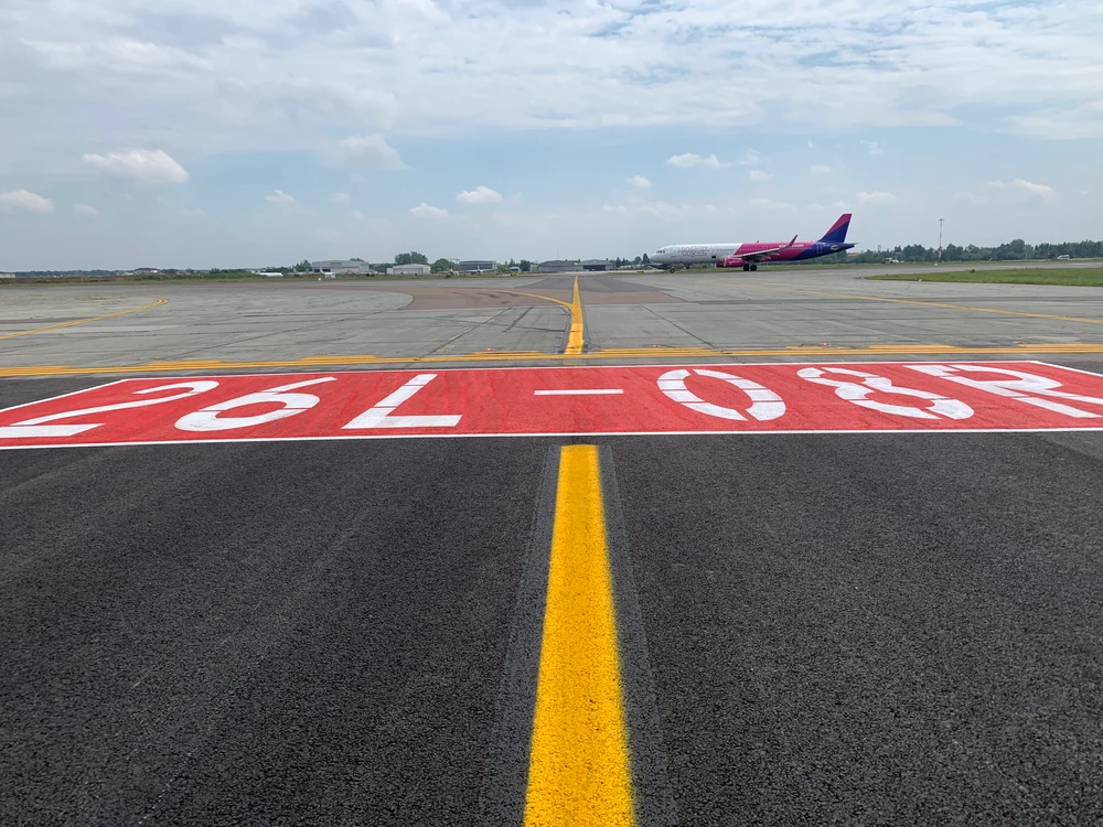 Avioanele aterizează și decolează acum în siguranță pe pista Golf